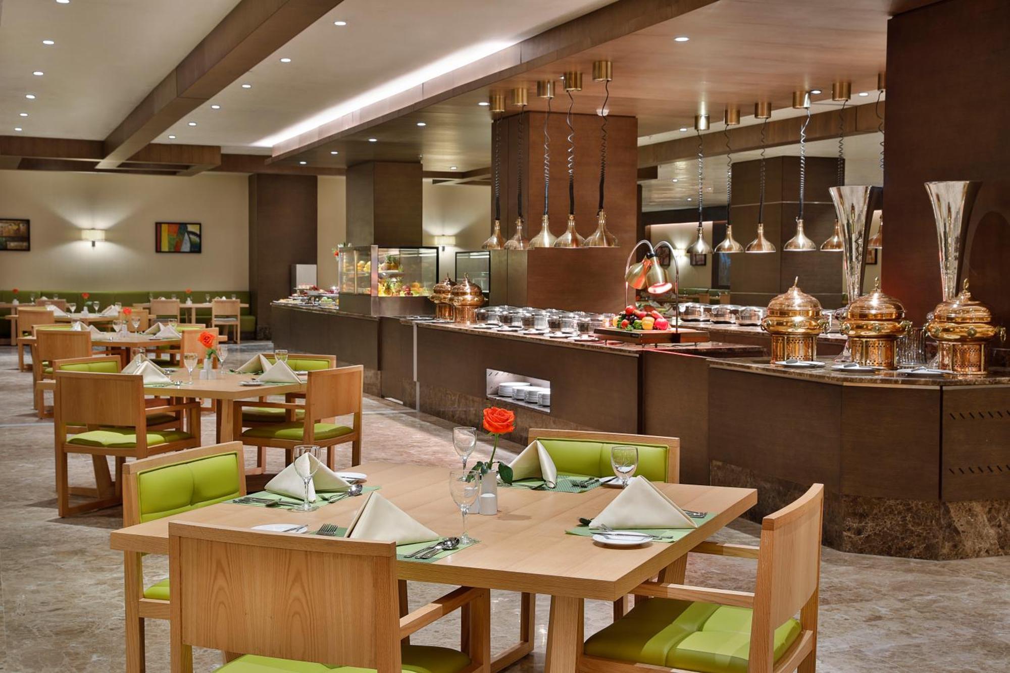 Four Points By Sheraton Makkah Al Naseem Meca Exterior foto A restaurant in Riyadh, Saudi Arabia.